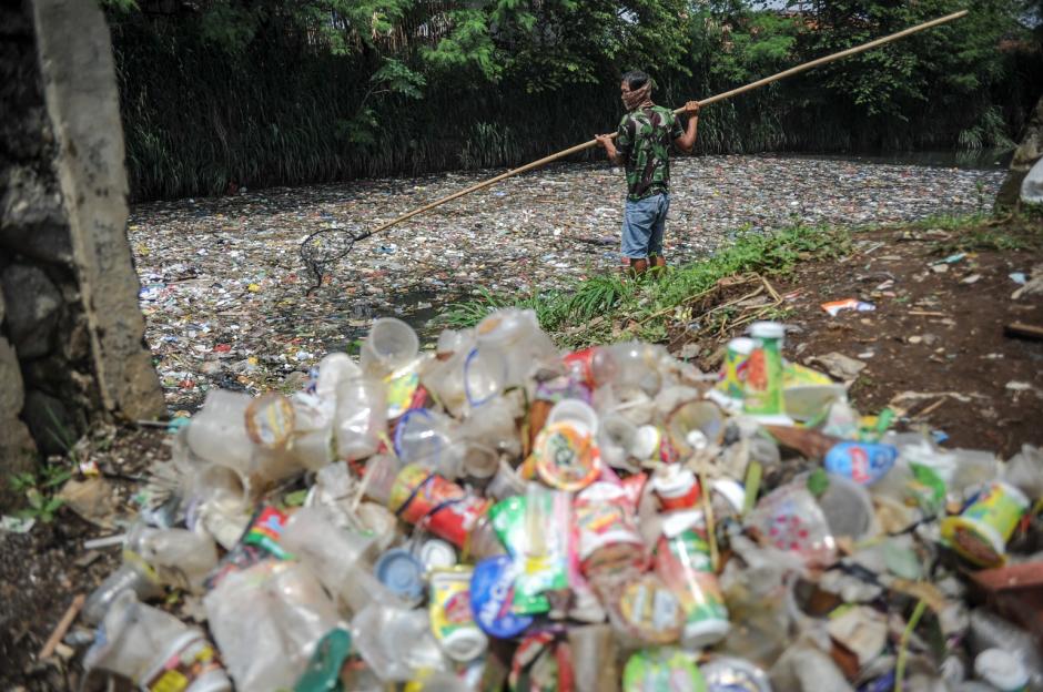 Sampah Plastik Penuhi Sungai Bojong Citepus Dayeuhkolot-1
