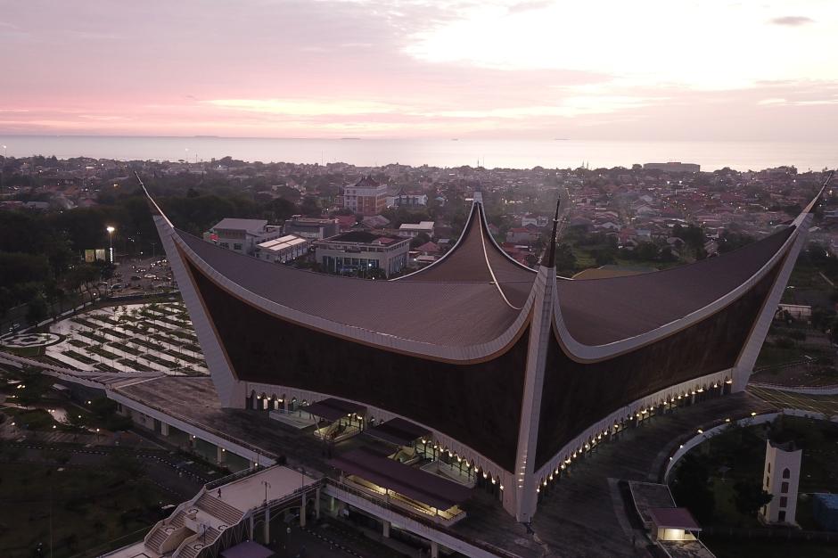 Mengagumi Kemegahan Masjid Raya Sumatera Barat-0