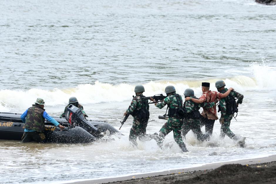 Aksi Prajurit Raider Bebaskan Sandera di Pantai Grajagan-1