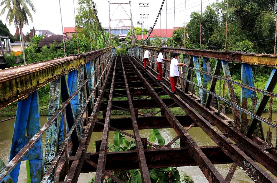 Dibangun Pada Masa Kolonial Belanda, Jembatan Gantung Ujung Gading Kini Kusam dan Tak Terawat-11