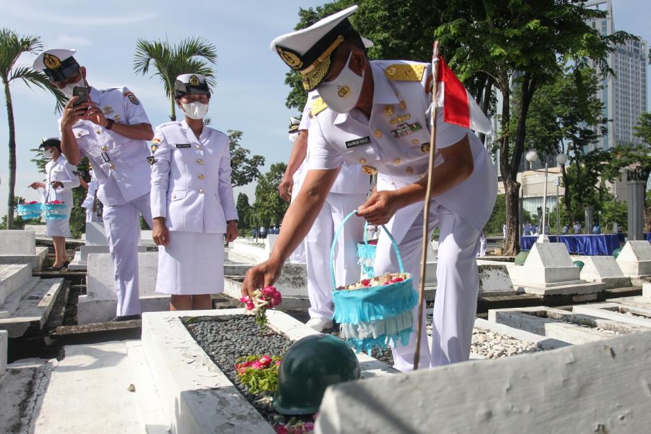 Ziarah ke Makam Pahlawan dalam Rangka Peringati Hari Armada-1