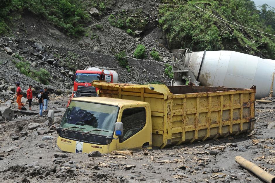 Bak Ditelan Bumi, Begini Penampakan Truk-truk Terjebak Lahar Hujan di Gunung Merapi-3