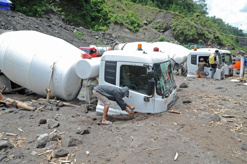 Bak Ditelan Bumi, Begini Penampakan Truk-truk Terjebak Lahar Hujan di Gunung Merapi-0