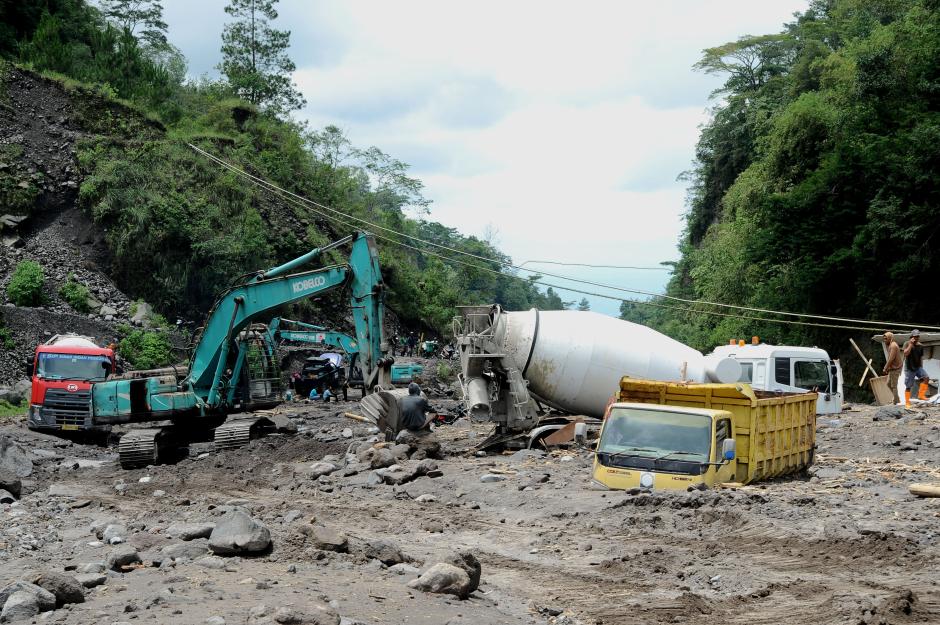 Bak Ditelan Bumi, Begini Penampakan Truk-truk Terjebak Lahar Hujan di Gunung Merapi-1