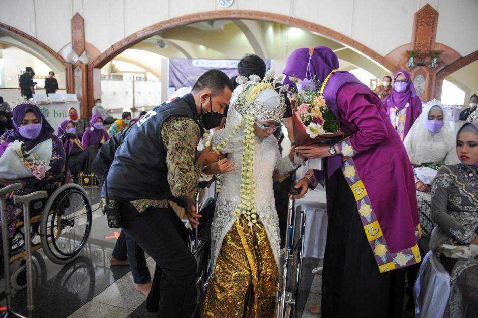 Momen Bahagia Pasangan Difabel Ikuti Nikah Massal di Bandung-2