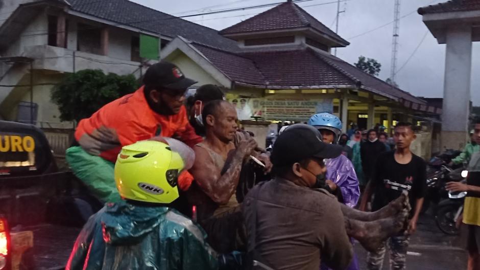 Evakuasi Korban Letusan Gunung Semeru-0