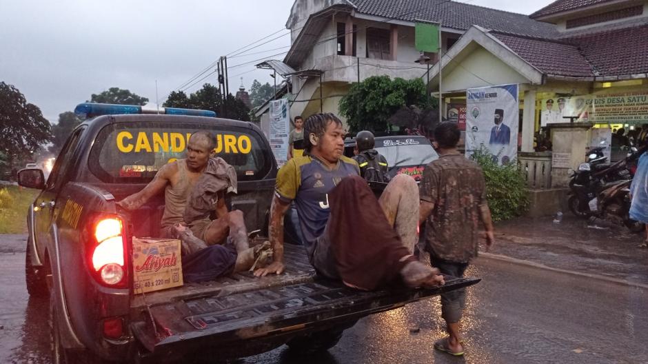 Evakuasi Korban Letusan Gunung Semeru-1