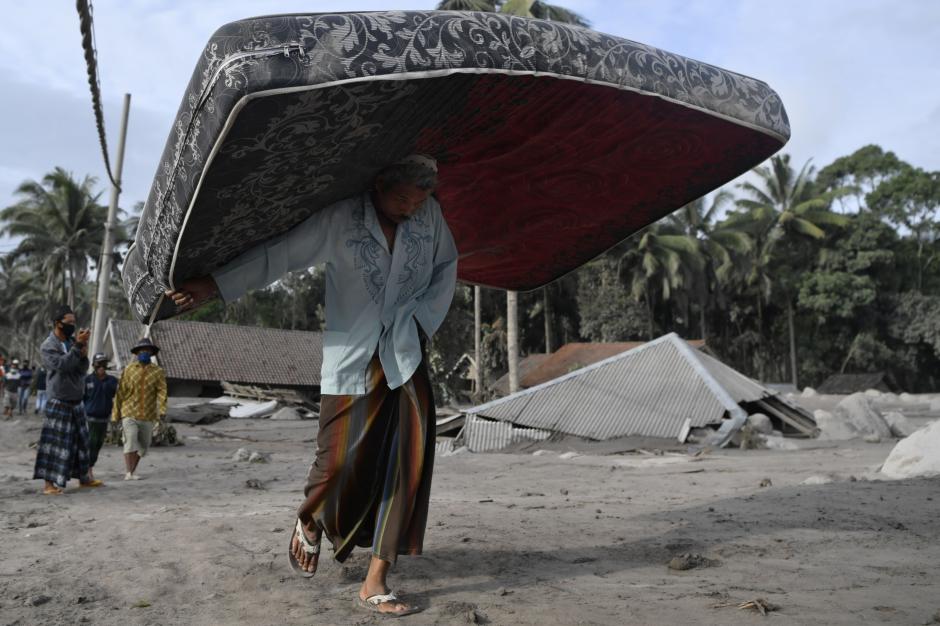 Warga Mengungsi Akibat Kepungan Abu Vulkanik Gunung Semeru-2