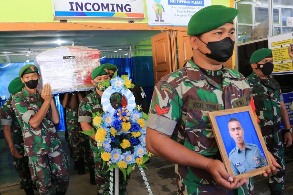 Jenazah Prajurit TNI yang Gugur Akibat Ditembak KKB Tiba di Aceh-2