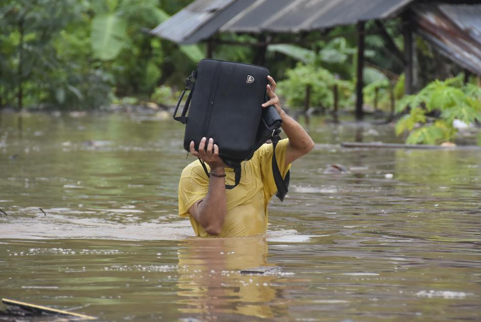 Banjir Luapan Air Sungai Meniting Rendam Ratusan Rumah Warga di Lombok-0