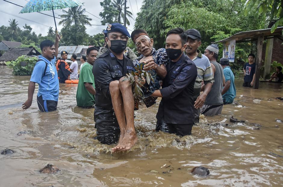 Banjir Luapan Air Sungai Meniting Rendam Ratusan Rumah Warga di Lombok-2