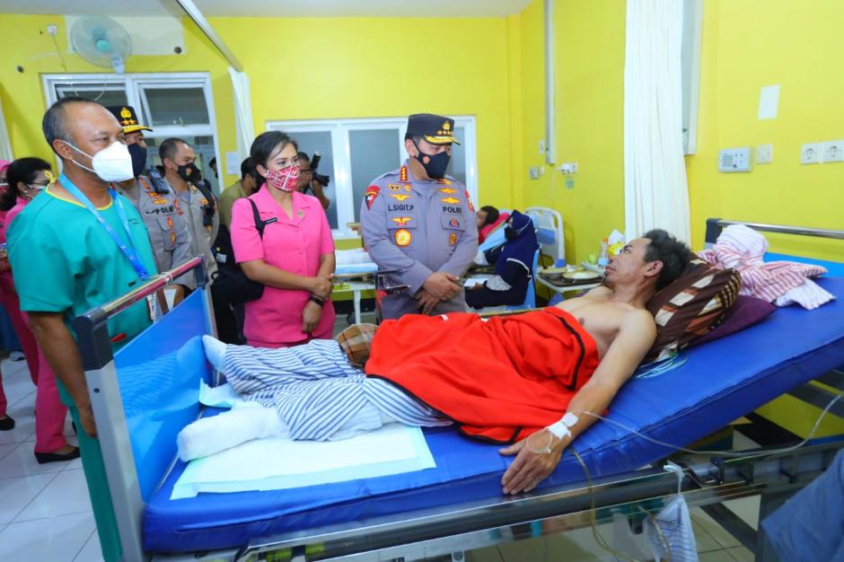 Tinjau RS Korban Erupsi Semeru, Kapolri Instruksikan Beri Perhatian Khusus ke Lansia, Ibu Hamil dan Anak-3