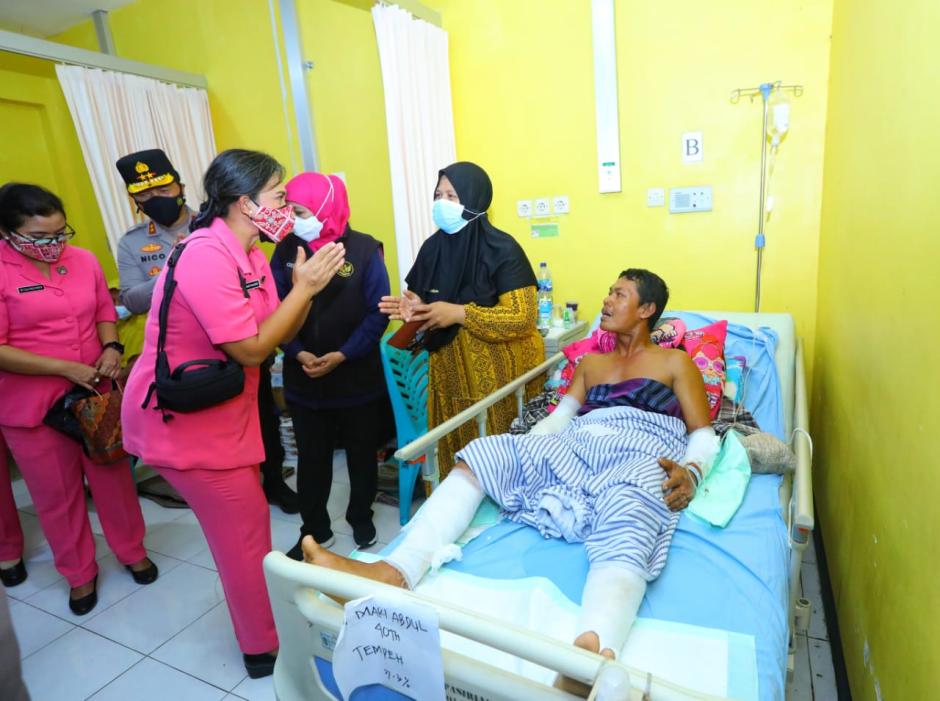 Tinjau RS Korban Erupsi Semeru, Kapolri Instruksikan Beri Perhatian Khusus ke Lansia, Ibu Hamil dan Anak-0