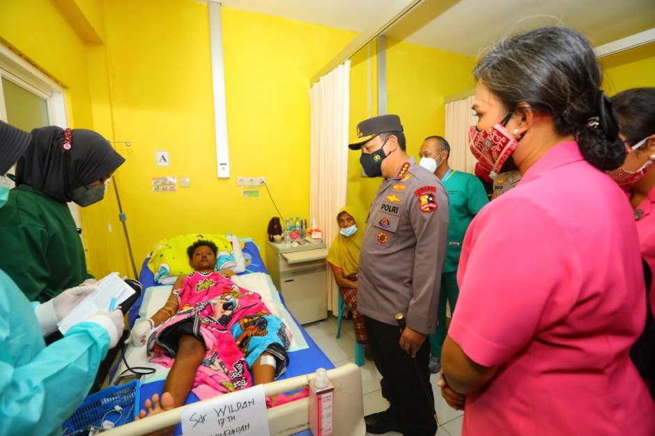 Tinjau RS Korban Erupsi Semeru, Kapolri Instruksikan Beri Perhatian Khusus ke Lansia, Ibu Hamil dan Anak-1