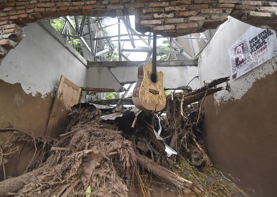 Empat Orang Tewas, Begini Dahsyatnya Dampak Banjir Bandang dan Longsor di Lombok Barat-4