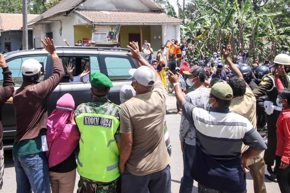 Warga Korban Bencana Gunung Semeru Sambut Hangat Kedatangan Jokowi-1