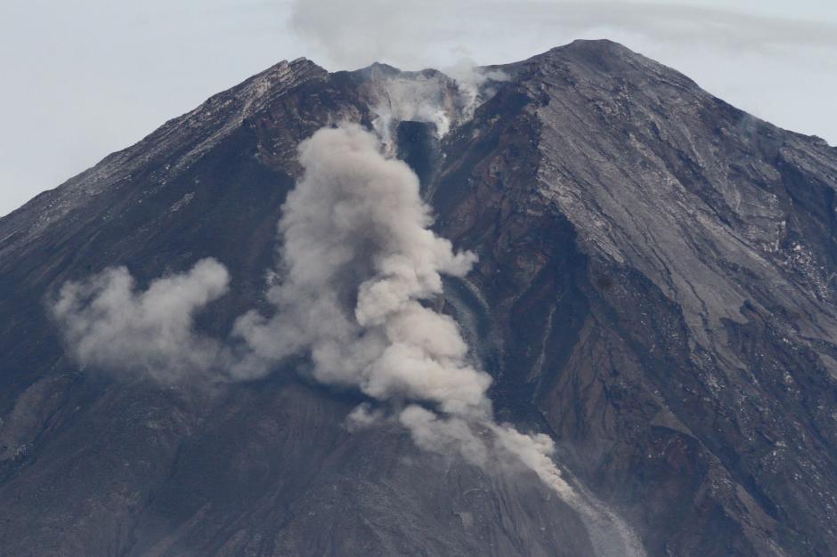 Perubahan Bentuk Kawah Gunung Semeru Akibat Aktivitas Vulkanik-2