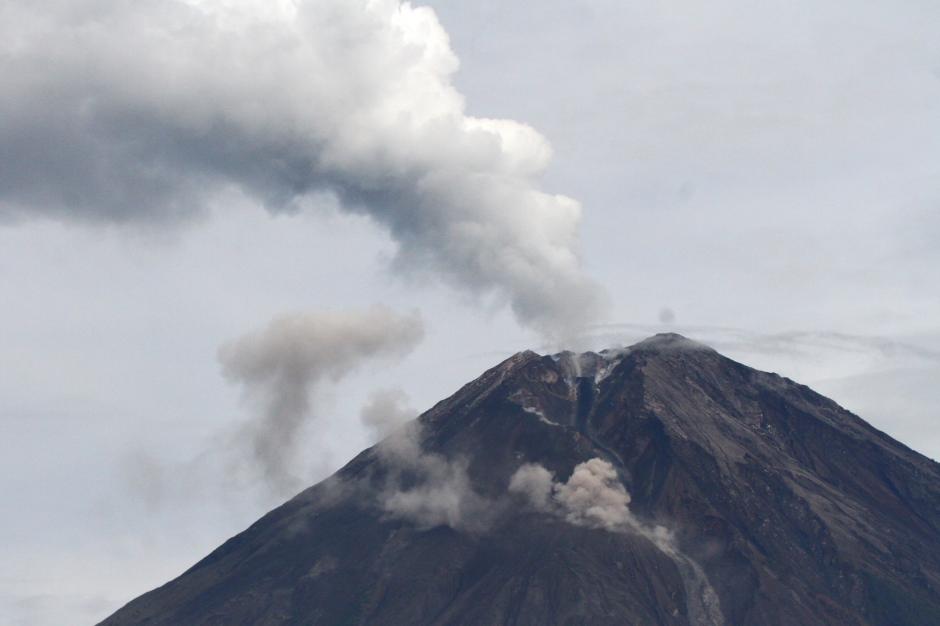 Perubahan Bentuk Kawah Gunung Semeru Akibat Aktivitas Vulkanik-0