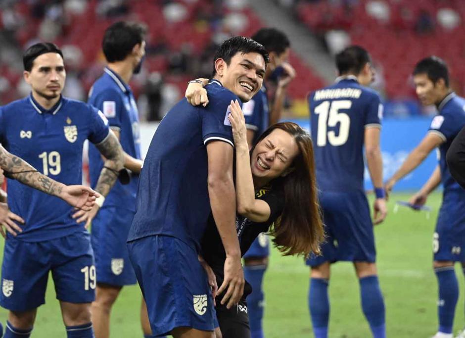 Momen Manis Madam Pang Angkat Tropi Piala AFF 2020-5