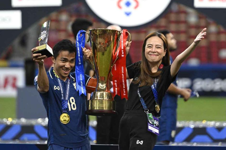 Momen Manis Madam Pang Angkat Tropi Piala AFF 2020-0