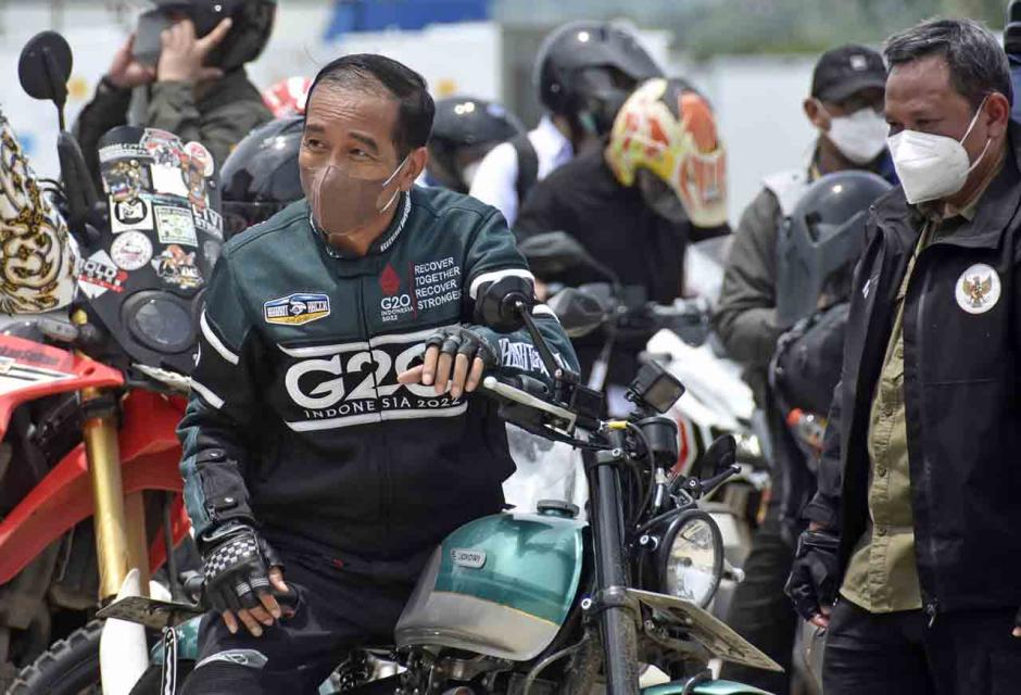 Tunggangi Kawasaki W175 Custom, Jokowi Cek Kesiapan MotoGP di Mandalika-1