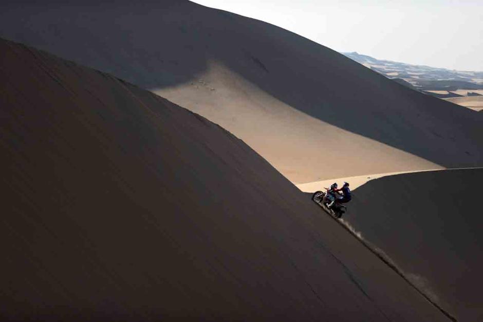 Aksi Pembalap Reli Dakar 2022 Menembus Gurun Pasir di Kota Bisha-4