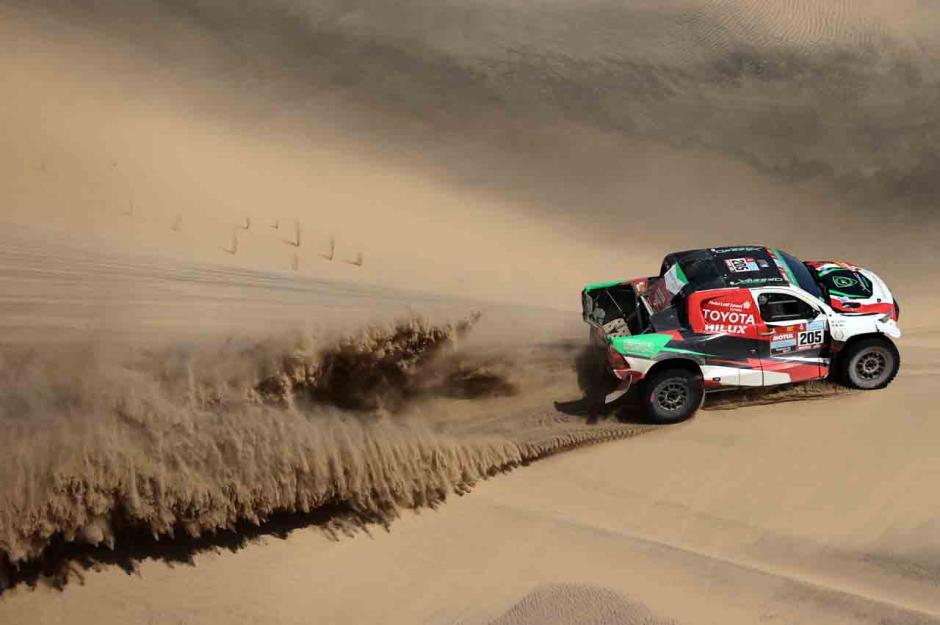 Aksi Pembalap Reli Dakar 2022 Menembus Gurun Pasir di Kota Bisha-3