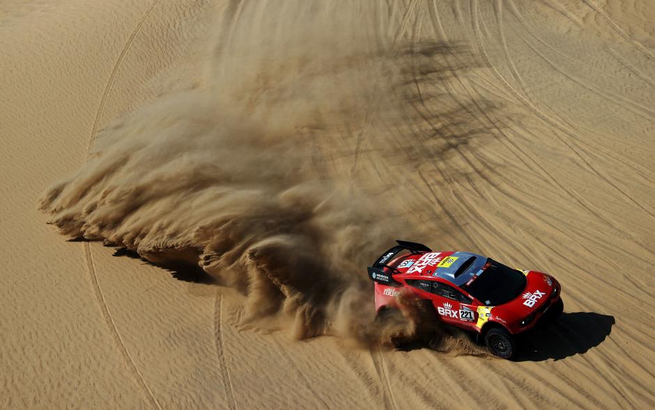 Aksi Pembalap Reli Dakar 2022 Menembus Gurun Pasir di Kota Bisha-1