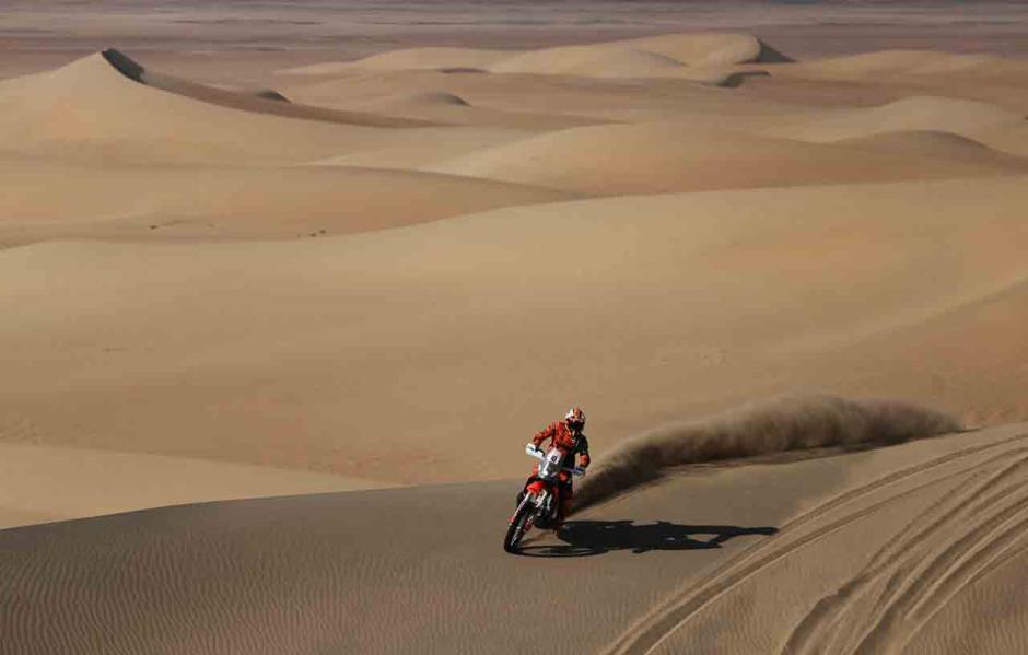 Aksi Pembalap Reli Dakar 2022 Menembus Gurun Pasir di Kota Bisha-0