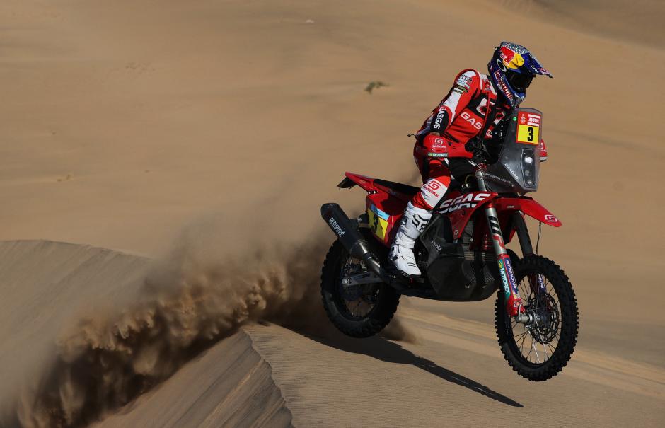 Aksi Pembalap Reli Dakar 2022 Menembus Gurun Pasir di Kota Bisha-2