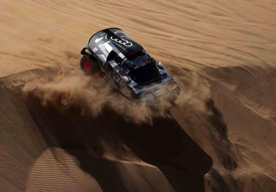 Aksi Pembalap Reli Dakar 2022 Menembus Gurun Pasir di Kota Bisha-5