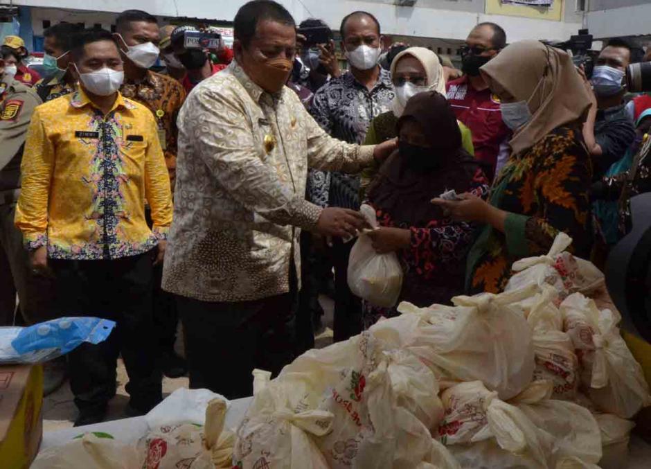 Operasi Pasar Minyak Goreng Murah di Bandar Lampung-0