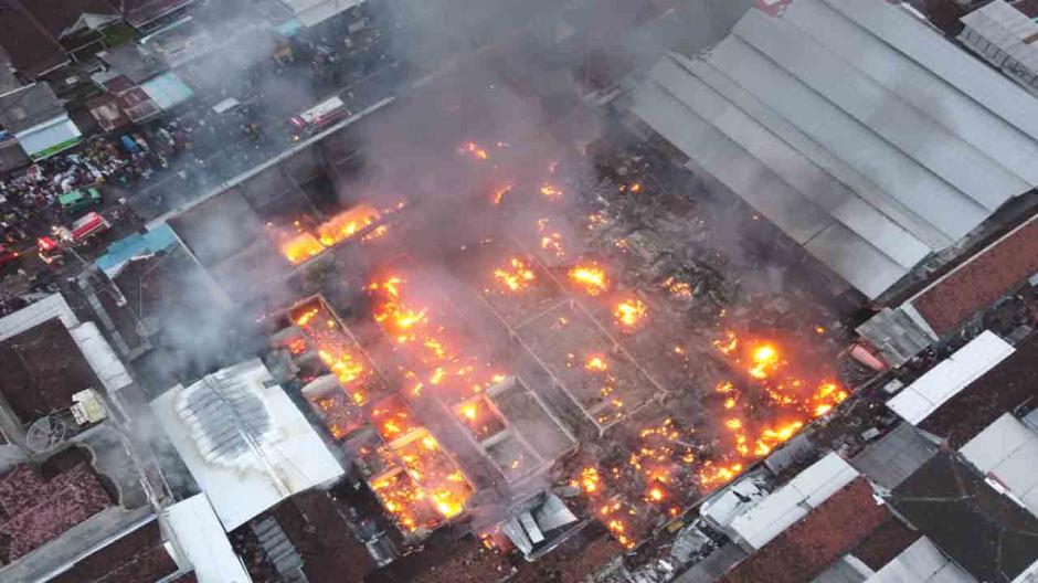 Kebakaran Hanguskan Puluhan Kios Pedagang Pasar Bajulmati Banyuwangi-3