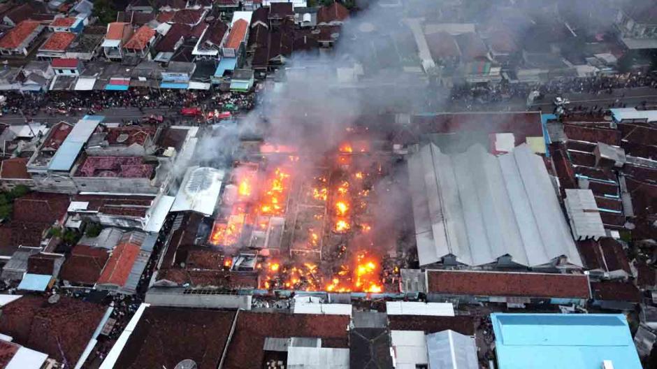 Kebakaran Hanguskan Puluhan Kios Pedagang Pasar Bajulmati Banyuwangi-0