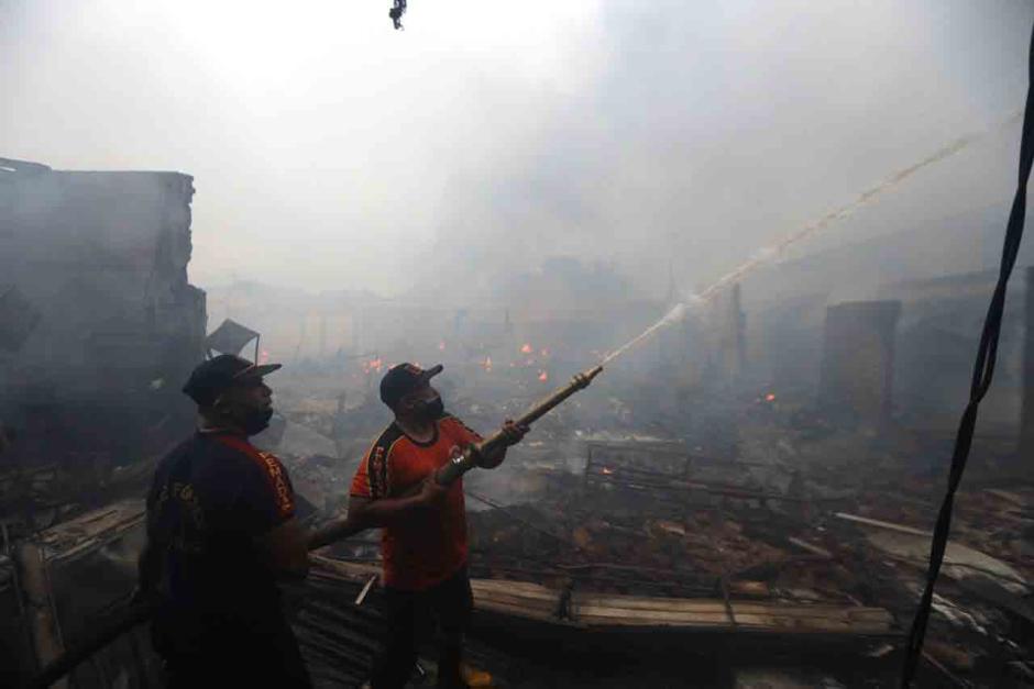 Kebakaran Hanguskan Puluhan Kios Pedagang Pasar Bajulmati Banyuwangi-2