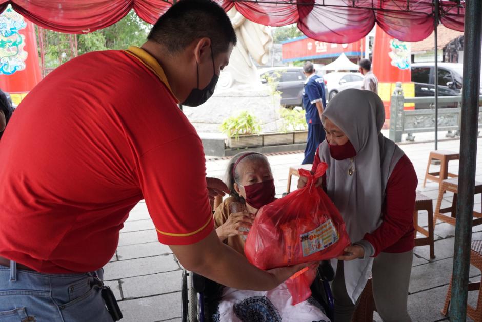 Jelang Imlek, Warga Tionghoa Berbagi Angpao dan Sembako ke Lansia di Semarang-2