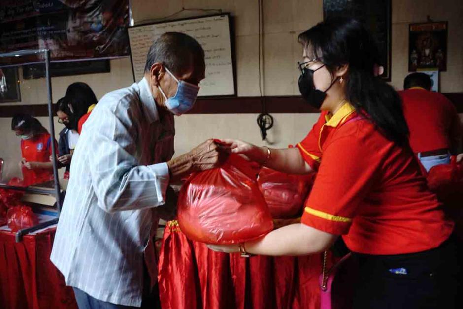 Jelang Imlek, Warga Tionghoa Berbagi Angpao dan Sembako ke Lansia di Semarang-5