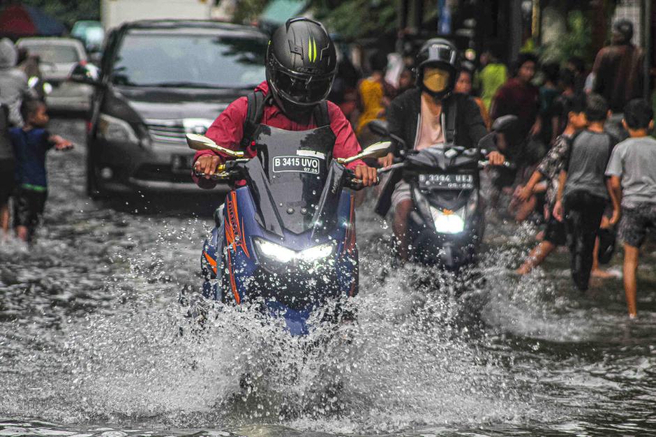 Kali Ancol Jakarta Utara Meluap Akibat Curah Hujan Tinggi-0