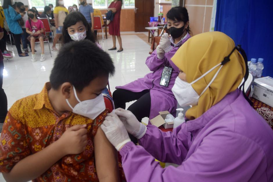 Antusiasme Siswa SD di Semarang Ikuti Vaksinasi Dosis Kedua Jelang PTM 100 Persen-0