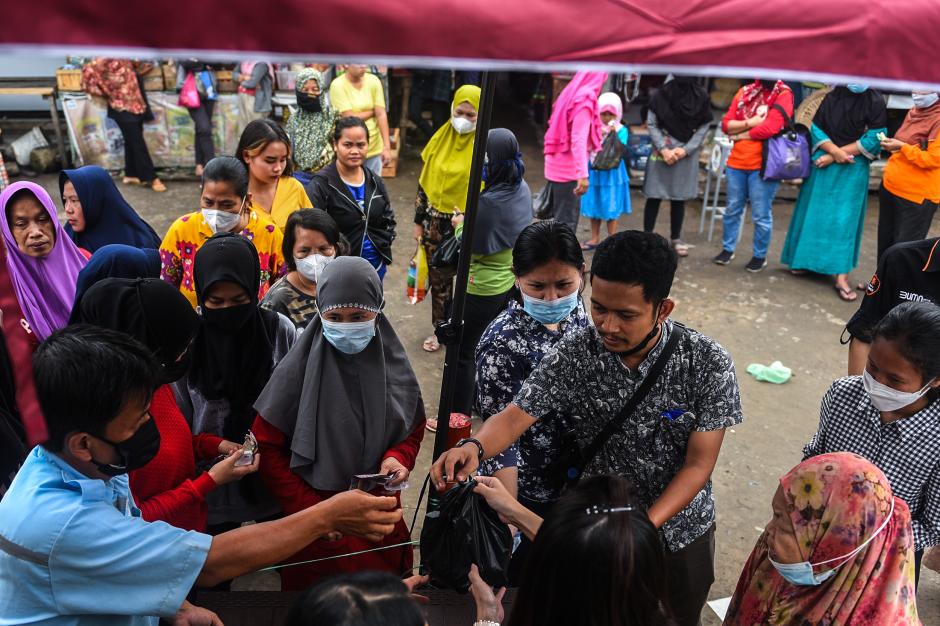 Warga Serbu Operasi Pasar Murah Minyak Goreng di Palembang-3