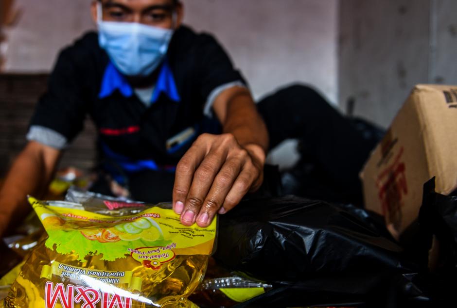 Warga Serbu Operasi Pasar Murah Minyak Goreng di Palembang-2