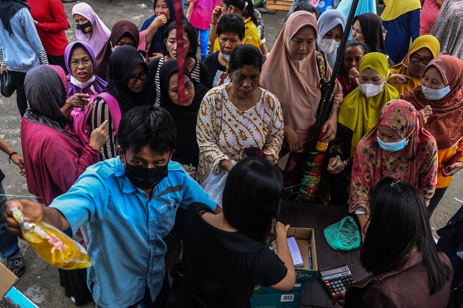Warga Serbu Operasi Pasar Murah Minyak Goreng di Palembang-1