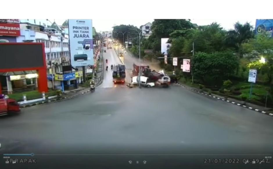 Tewaskan 5 Orang, Begini Detik-detik Kecelakaan Maut di Simpang Muara Rapak Balikpapan-0