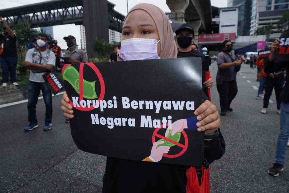 Ratusan Anak Muda Malaysia Tuntut Ketua KPK Azam Baki Mundur-0