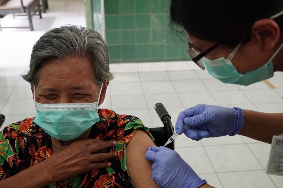 Ragam Ekspresi Opa Oma saat Disuntik Vaksin Booster di Panti Werda Elim Semarang-6