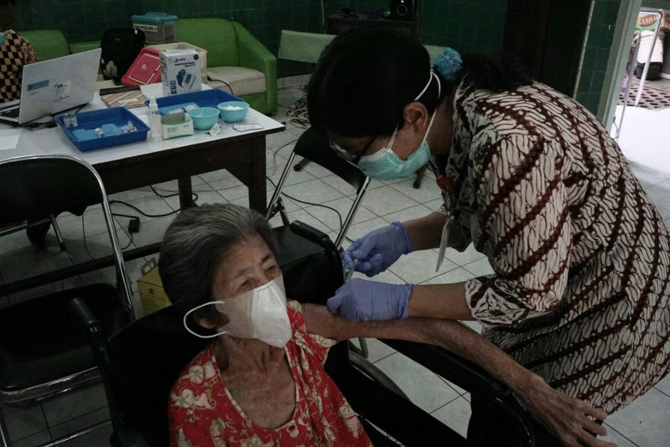 Ragam Ekspresi Opa Oma saat Disuntik Vaksin Booster di Panti Werda Elim Semarang-3