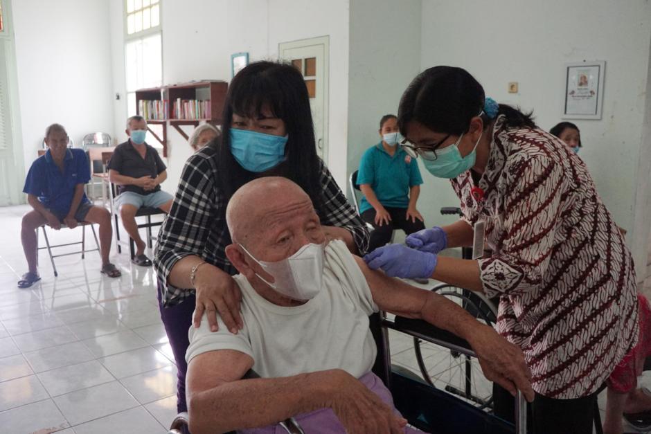 Ragam Ekspresi Opa Oma saat Disuntik Vaksin Booster di Panti Werda Elim Semarang-1