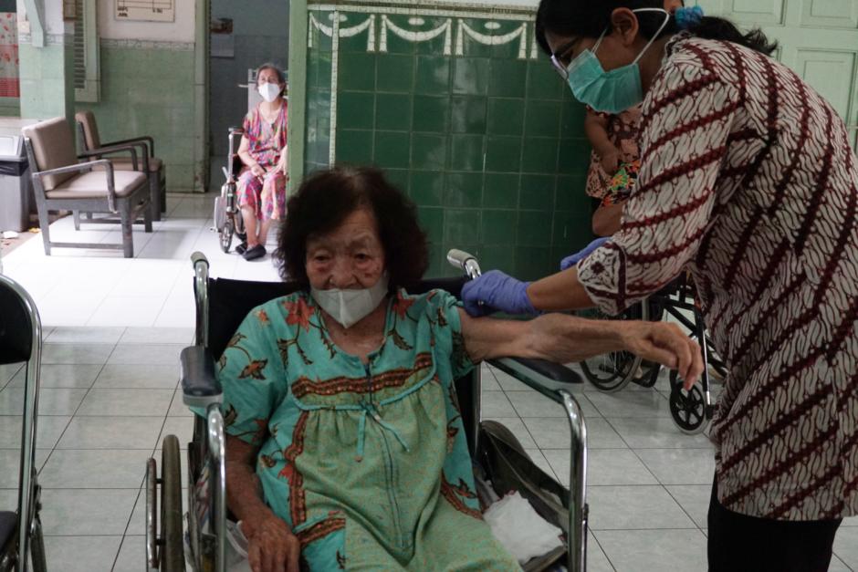 Ragam Ekspresi Opa Oma saat Disuntik Vaksin Booster di Panti Werda Elim Semarang-0