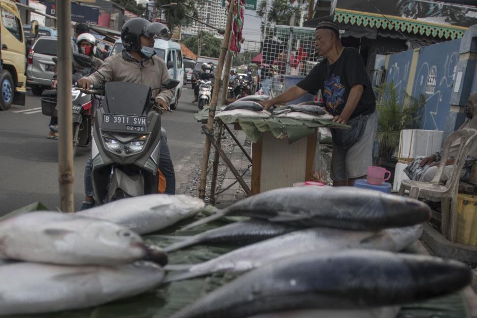 Laris Manis Pedagang Ikan Bandeng Musiman Jelang Imlek, Dijual Rp80.000-Rp120.000 per Ekor-0