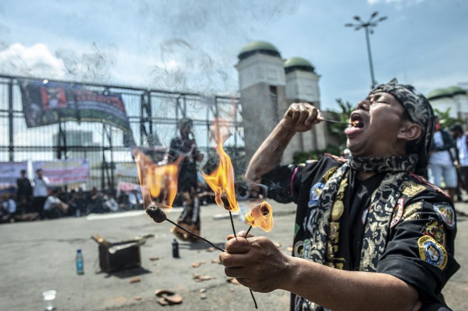 Tuntut Arteria Dahlan Dipecat, Massa Aksi Atraksi Debus di Depan Gedung Kompleks Parlemen-3